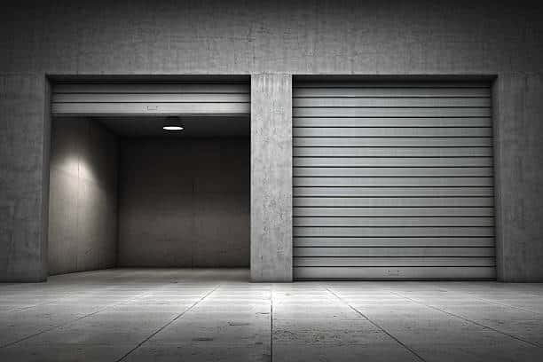 Quel est le processus d’installation d’une porte de garage par un serrurier à Lyon?