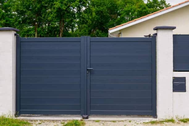 Quels sont les avantages et les inconvénients des différents types de portes de garage que les serruriers à Lyon peuvent installer?