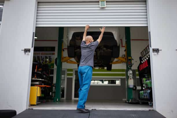 Facteurs influençant le coût d’installation d’une porte de garage par un serrurier à Lyon