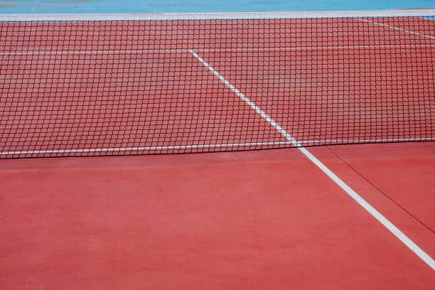 Quelle épaisseur de béton est recommandée pour la construction d’un court de tennis en béton poreux?