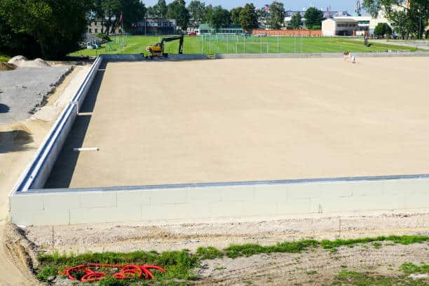 Quels sont les avantages du béton poreux pour la construction d’un terrain de tennis à Nice ?
