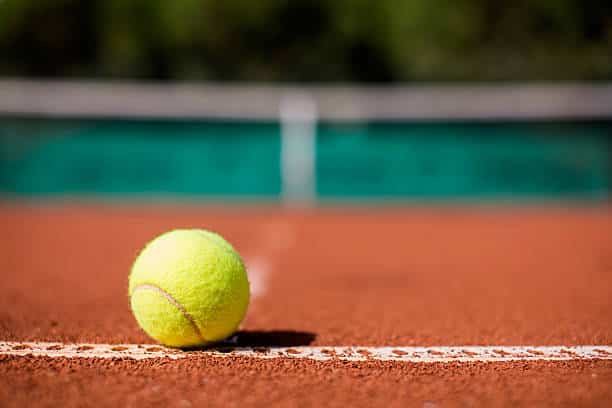 Comment garantir une installation conforme aux normes environnementales avec un constructeur de courts de tennis en terre battue à Nice ?