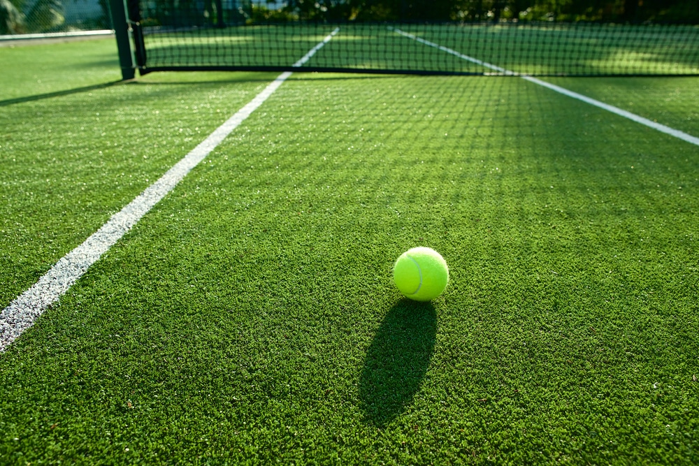 Comment un constructeur de courts de tennis à Nice adapte-t-il les installations aux conditions climatiques locales ?