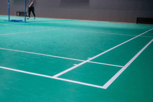 Quelle est la durée de vie estimée d’un terrain de tennis en résine synthétique construit à Nice ?
